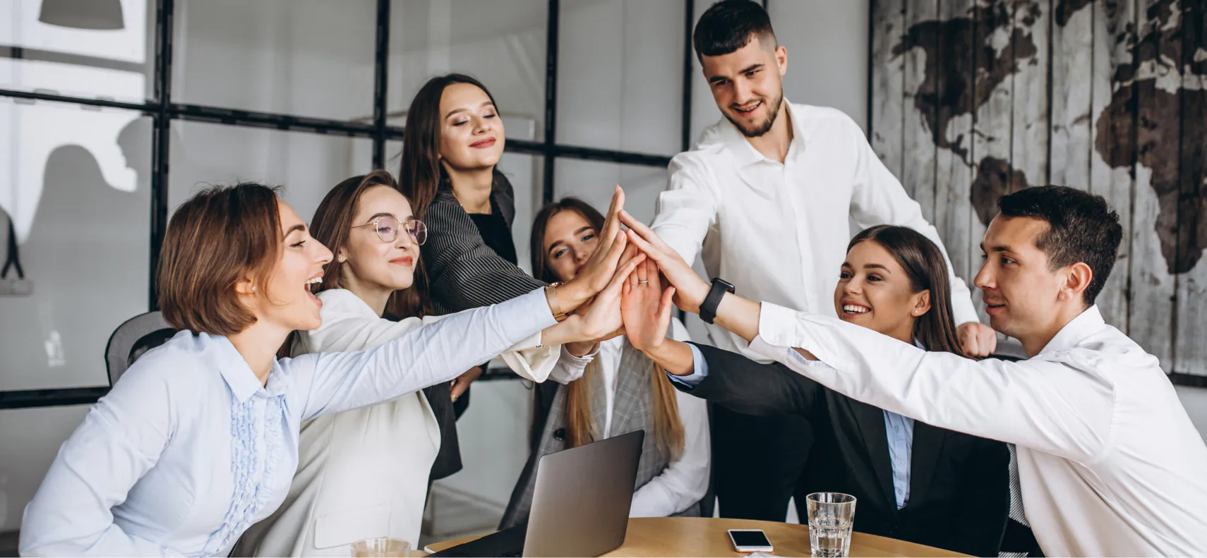 Alunos praticando inglês juntos com leveza
